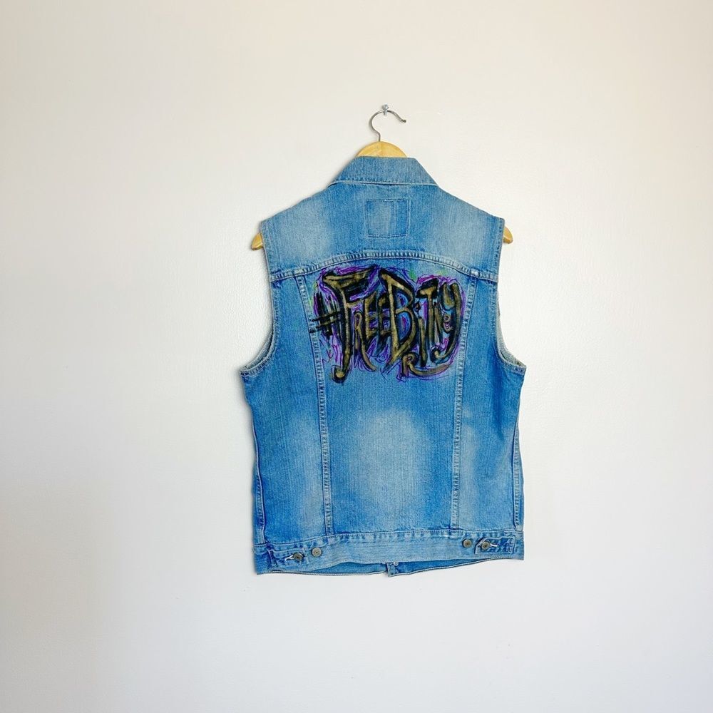 CLEARANCE! Men’s Levi’s Custom Distressed Vest Size M EUC